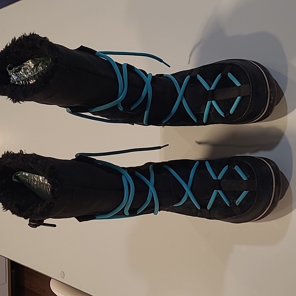 LIKE NEW SOREL Glacy Explorer Black Boots with Toggle Faux Fur and Blue Laces - Picture 4 of 17